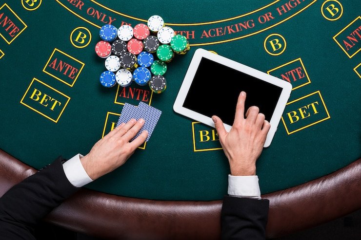 play luckytaj slide 1